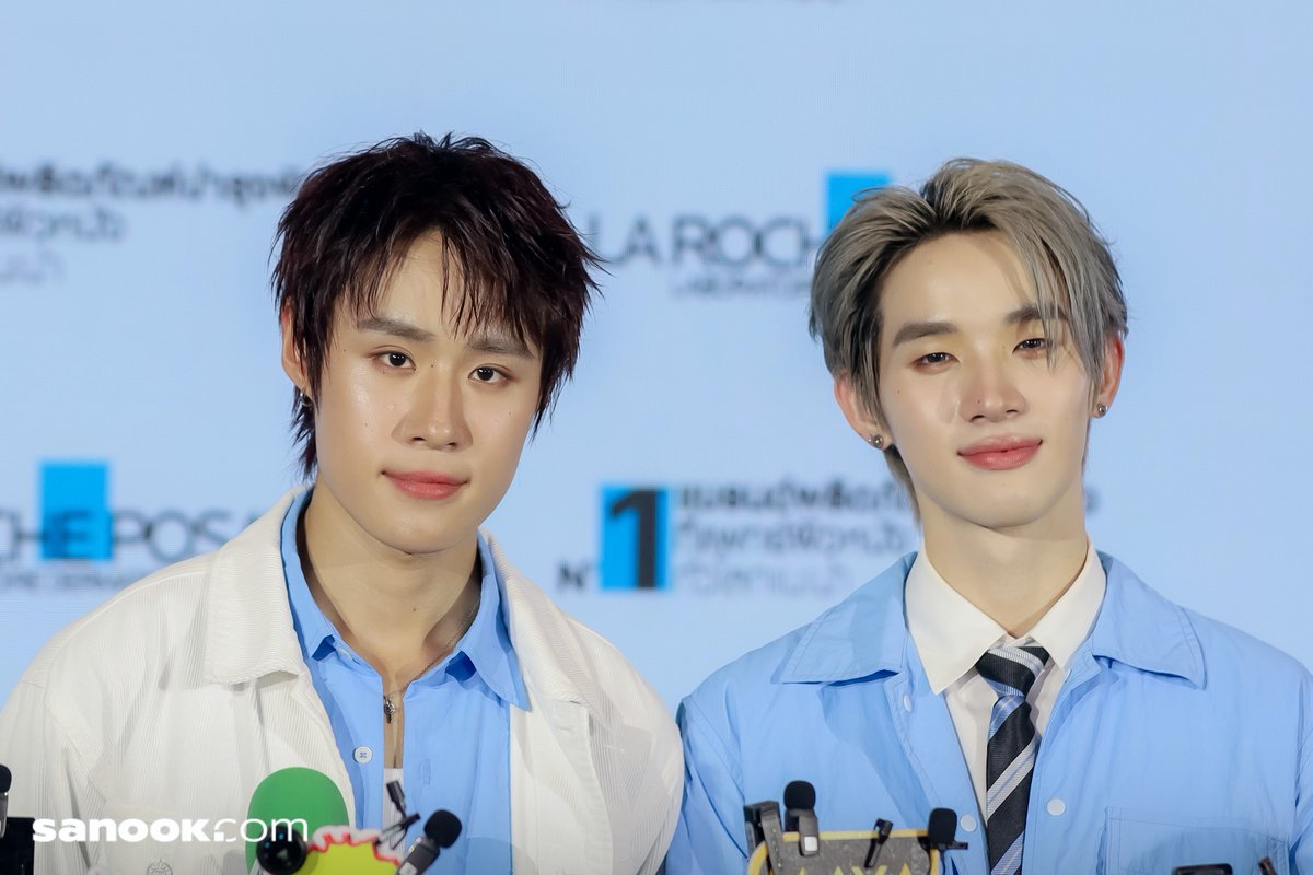 Sanook's tweet photo. สัมภาษณ์เต็ม นัท ธนัท - ฮง พิเชฐพงศ์ LYKN เปิดตัวผลิตภัณฑ์ La Roche-Posay Effaclar Supra Molecular Oil &amp; Pores Correct ครั้งแรกของ "SUPRAMOLECULAR SA B3"

🔗https://t.co/HB618zKHyh

LAROCHEPOSAY X NUTHONG
#EffaclarxNutHong 
#nnutdan #hongshihoshi 
#nuthong #sanook https://t.co/LNZd9gFggf