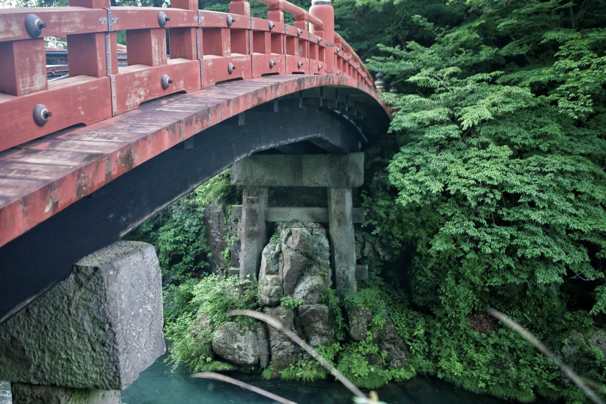 mitsuaki52411's tweet photo. 日光市　神橋

神が渡る橋。
急流を渡りたいと願ったら神が現れ、放った2匹の蛇が橋に変化して橋。諸説あり。

見てて不思議なとこが。

橋脚が鳥居に見える。
作りが鳥居に見えるらしいけど神の橋を支えるのが鳥居。目の前には日光東照宮。

なにか特別な理由があるのか。

知らない歴史は多いはず。 https://t.co/Vruo1MxU5V