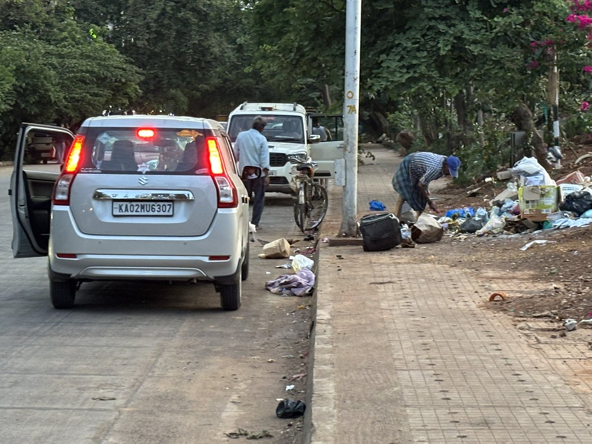 avinvenk's tweet photo. Could not capture in action but saw two men dump waste getting out of this car - railway parallel road Sahakaranagar - please investigate https://t.co/55B0A4pELQ