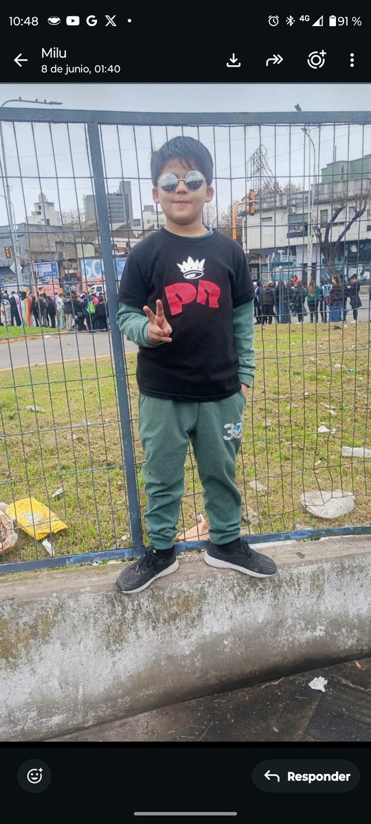 LouisJaJaa's tweet photo. @Indio_Solari_ok Ringo 8 años.. acá haciendo la fila para despedir al Mister. Se banco 12 hs de caminata para poder entrar. Hoy se desperto prendió la Play y se puso a escuchar El arte del buen comer..y así todos los días con algo del Indio https://t.co/tOYFBAS4MP