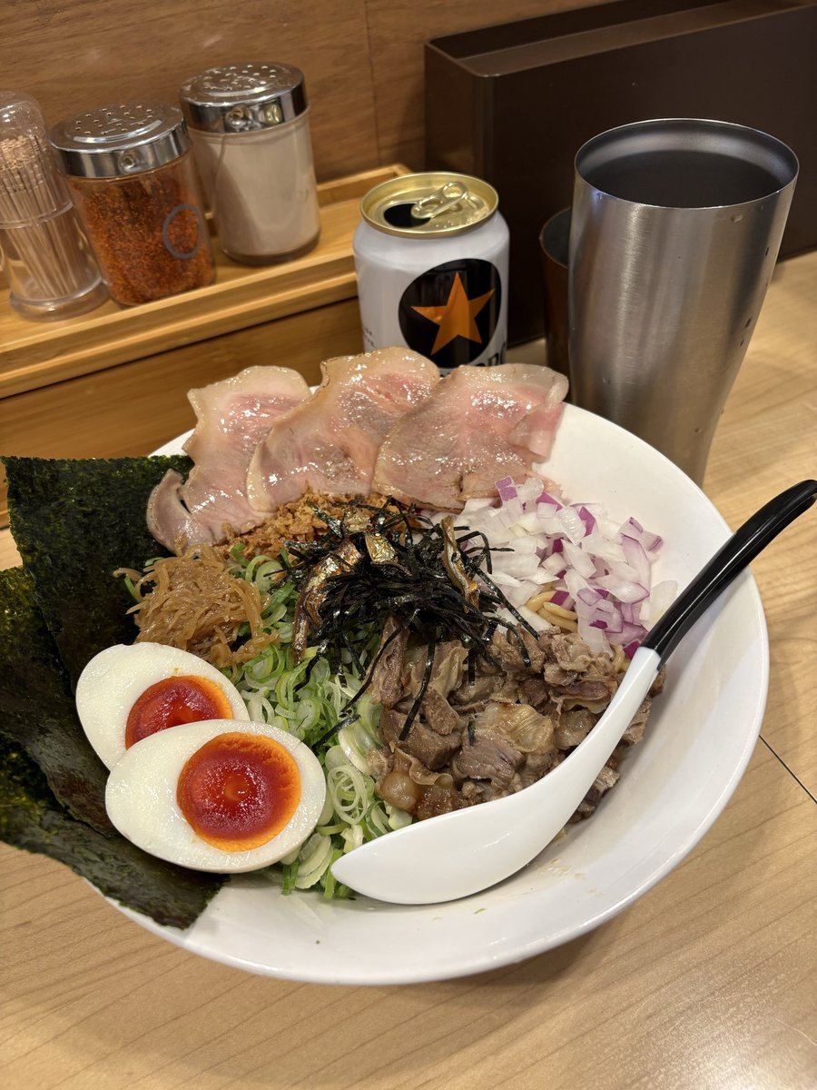 analyst198309's tweet photo. #阪東橋
#麺屋M
ずっと気になってたお店に初訪問
特製煮干まぜそば！
まぜそばには珍しい和を感じる出汁が効いたまぜそば
麺はもっちり系で美味い
他の店のマヨやニンニクを濃いめのタレで食べるのとは全く違う
お店のレベルの高さが滲み出てました😁
めっちゃ美味かった！
追い飯🍚も多くて大満足！ https://t.co/tehEpX5Vvk