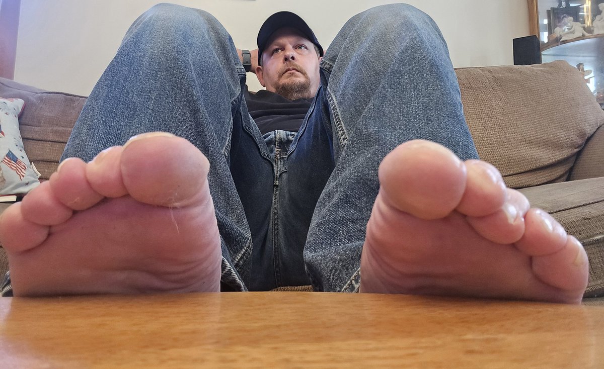 JaysusPerv's tweet photo. Lick My toes, bitch. https://t.co/v2ORoZPekJ