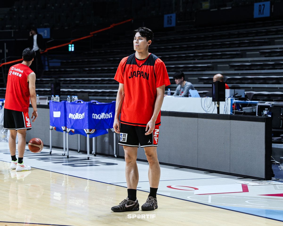 sportif_media's tweet photo. [FIBA WC] Ren Kanechika 선수도 익숙한 얼굴입니다. 

지난 해 한국에서 열린 국가대표 평가전에서 SNS를 뜨겁게 만들었던 선수입니다. 196cm의 큰 신장, 좋은 디펜스로 열심히 성장하고 있는 03년생의 루키 선수입니다. 이 선수가 지나가면 카메라가 따라가게 되는 것이 재밌습니다. #RenKanechika https://t.co/j4fVA8sDiN