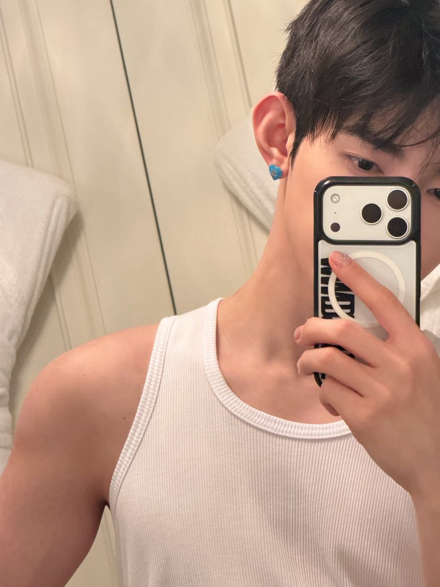haofection's tweet photo. sending this at 11 pm in japan… this thirst trap wasn’t for us i fear https://t.co/NBvADAbrJ9