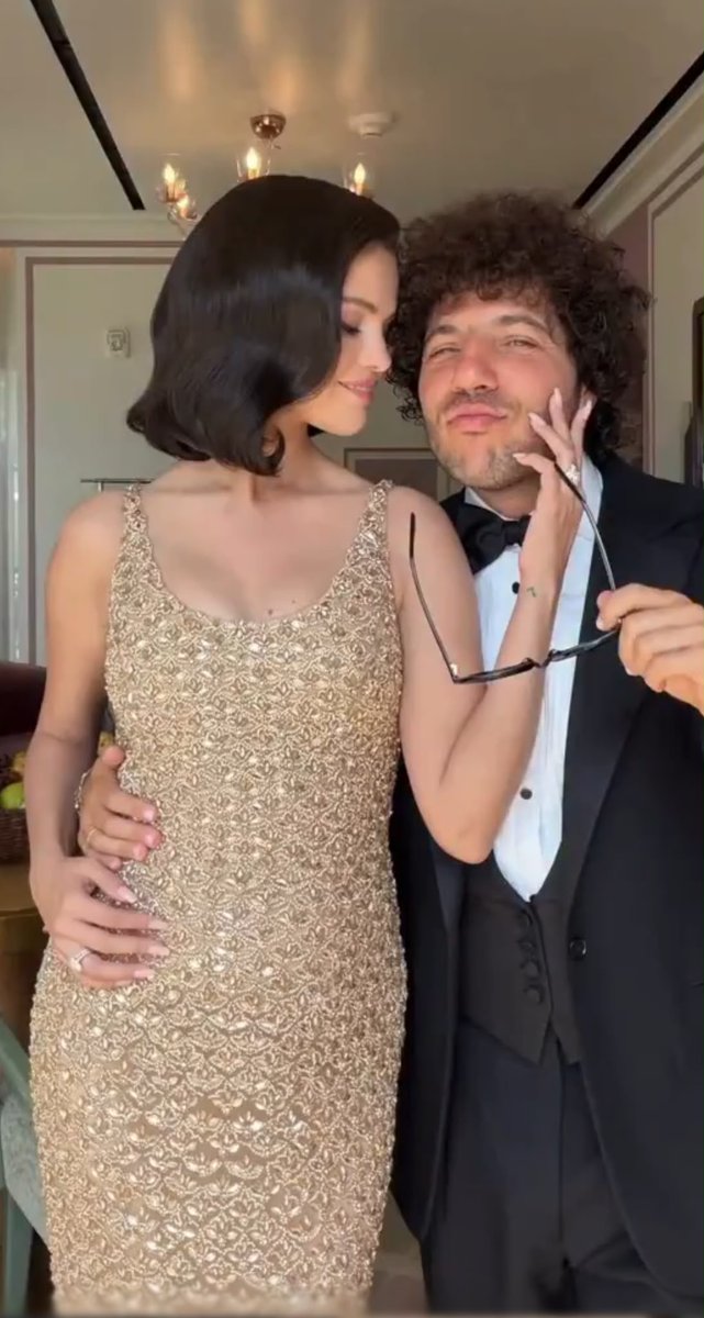 Celebs__Arabic's tweet photo. اطلالة سيلينا غوميز وبيني بلانكو لزفاف تايلور سويفت 😍🙏🏻! https://t.co/Q5jclFefZ9