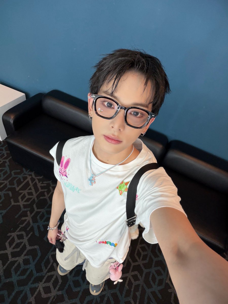 zzizzizick's tweet photo. 사범님집에놀러가도됩니까 수준의초딩같음 푸하학🫰🏻🫰🏻 https://t.co/jta8YakwyA