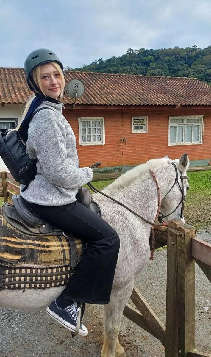 TheoMelom's tweet photo. Gabi Dalcin andando á cavalo
#Blackswan ❤️🇧🇷 https://t.co/5PmDjHsuPH