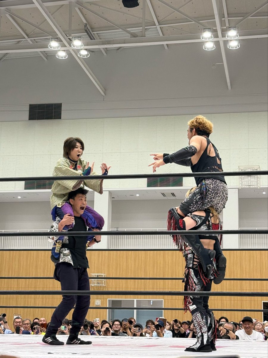nnn_91's tweet photo. こんなの文字通りゴキゲンになるよね！プロレスの試合中に「獅子舞だぁぁ！！」なんて聞くことないから。友達ととてもニコニコしちゃった😸😸
#ゴキフェス　#ゴキゲンプロレス https://t.co/u9ZYYKC2zm
