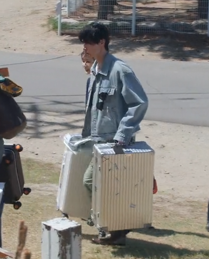 risa6chan's tweet photo. look at him carrying 2 large suitcases without breaking a sweat 🫠🫠🫠 https://t.co/CQegedYqfQ