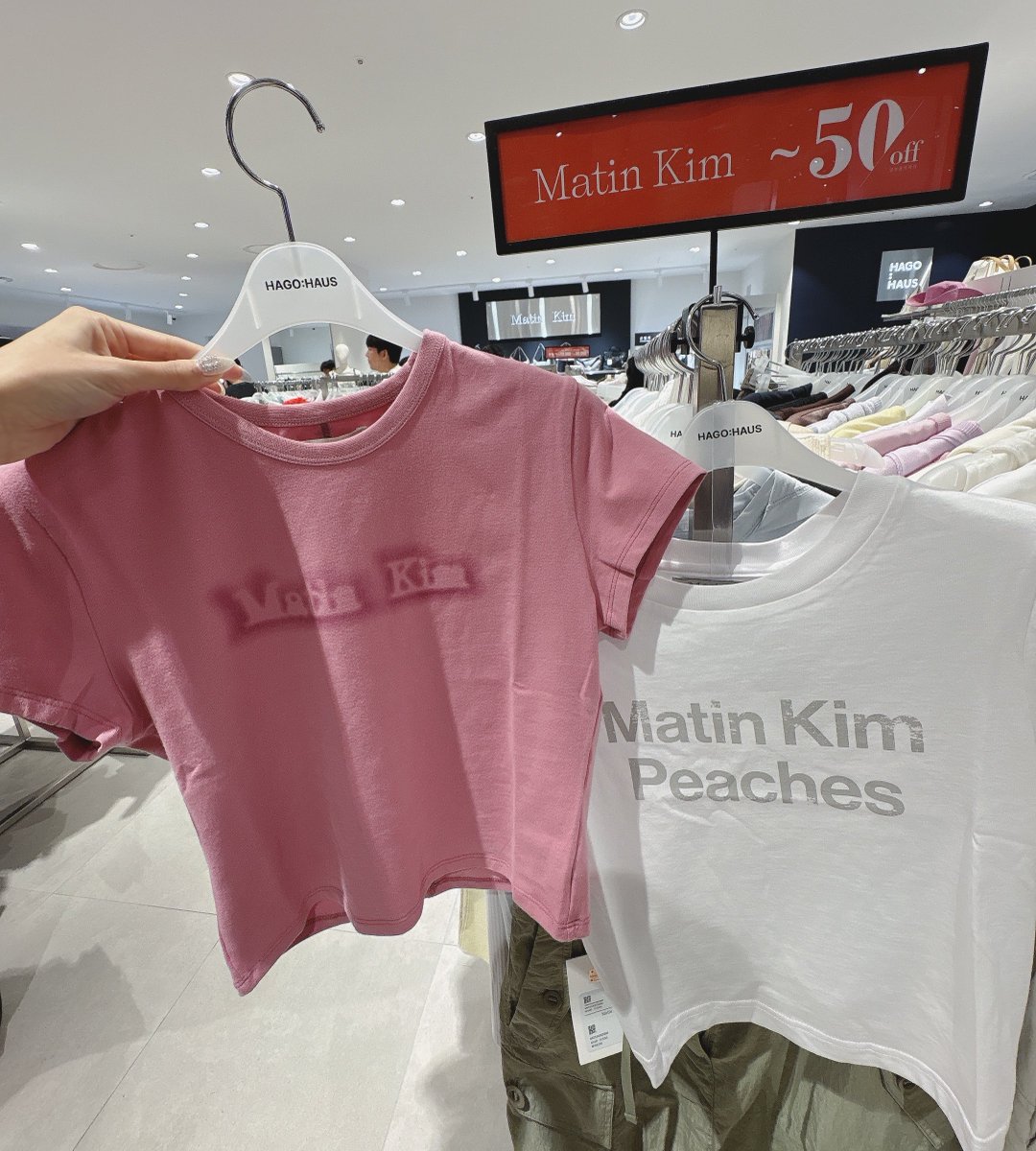 ams2tae's tweet photo. ちなみに하고하우스でMatin Kimの~50%オフの叩き売りしてた🧑‍🩰🥀バッグもあったよ https://t.co/GlBdrQVZSZ