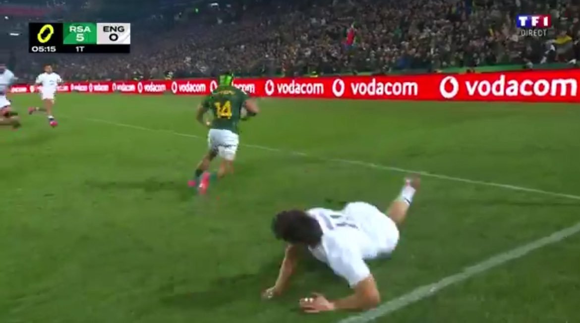 ThabisoSithole's tweet photo. Me reckons, @CheslinKolbe needs to be studied at #UNISA. What sorcery does he possess in those ankles to dish out such filth. Especially to @EnglandRugby!? #NationsChampionoship is gonna be long for #Springbok opposition!. https://t.co/LfQXd5Gtma