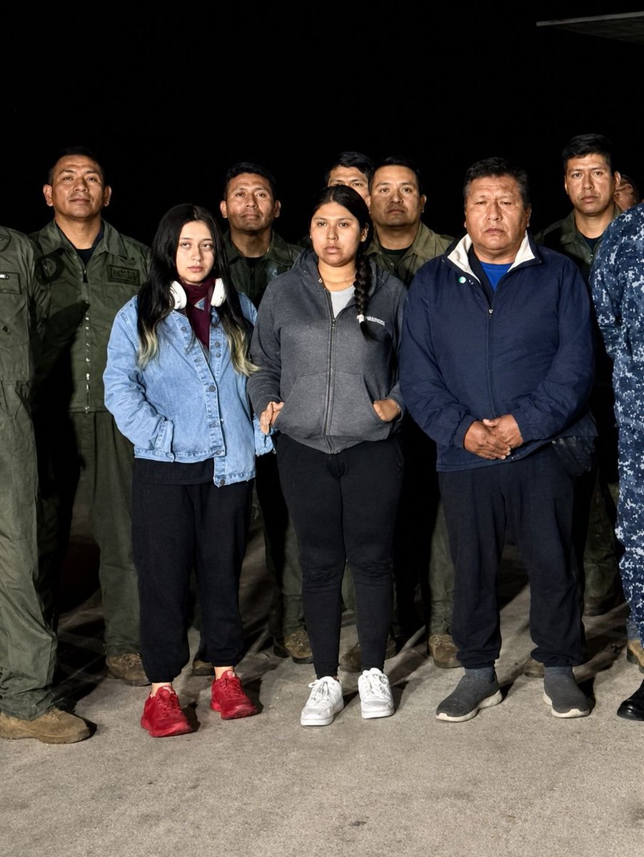 MRE_Bolivia's tweet photo. 🇧🇴 Dos jóvenes estudiantes bolivianas retornaron al país desde Venezuela tras recibir asistencia y protección consular de la Cancillería.

Ante la situación de vulnerabilidad generada por los terremotos registrados el pasado 24 de junio, el Ministerio de Relaciones Exteriores activó los mecanismos necesarios para acompañar su retorno seguro a Bolivia.

Ambas arribaron a Santa Cruz y continuaron su traslado para reencontrarse con sus familias.

🇧🇴 Cancillería reafirma su compromiso de proteger y acompañar a las bolivianas y los bolivianos en el exterior, especialmente ante situaciones de emergencia.

#SiempreBolivia #Bolivia #AsistenciaConsular #ProtecciónConsular #Venezuela #Cancillería