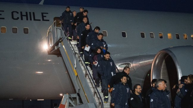 Cooperativa's tweet photo. "¡Bienvenidos a casa!": Grupo USAR regresó a Chile desde Venezuela https://t.co/6Qi0BCVsql https://t.co/2pxtj8iZtl