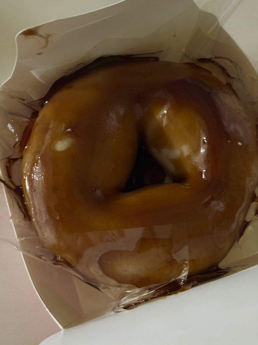 eye_neko3's tweet photo. もっちゅりん食べた🍩
暗がりで食べていたからNO映え写真 https://t.co/YpdnTb44FC