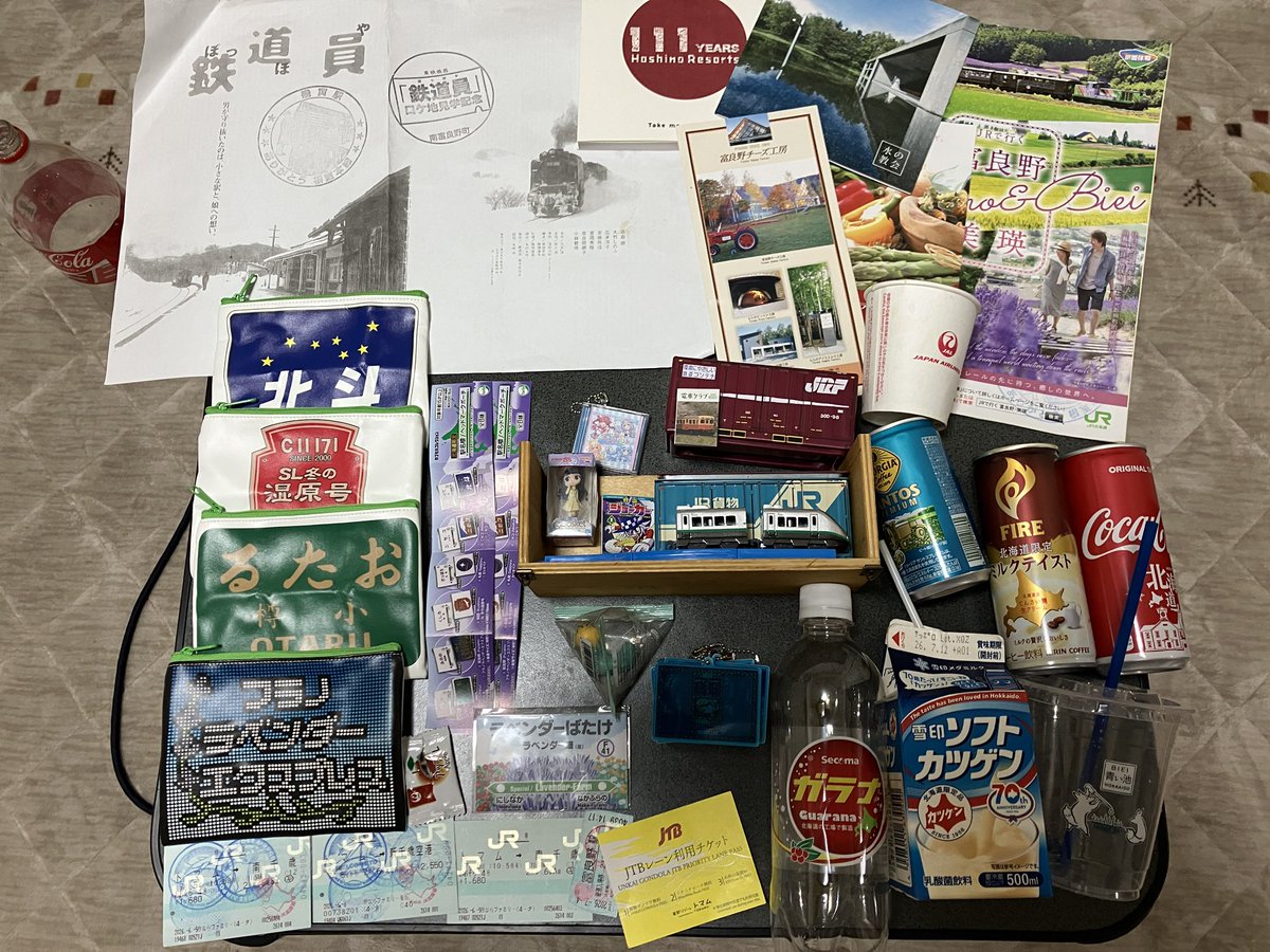 100UPKinoco3's tweet photo. 今回の北海道旅行で持って帰ったもの、買ったもの達。乗車券類、ご当地パンフレット、星野リゾートの冊子、一部は帰ってきて100均で買ったものガチャガチャです。あとご当地飲料とかの空き容器は大体いつも持って帰り洗って飾ってます。まあ物産展とかネットでも買えなくなは無いのですが。 https://t.co/jkIYNutYzH