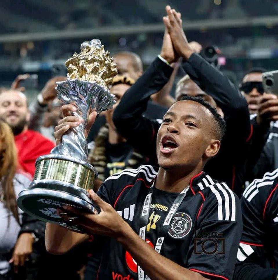StKidos99's tweet photo. @NtateWilliams I like what you're a showing this dom Sundowns fan, "Champ" you're showing him evidence that what he's saying is stupid. Pirates won 2 to 3 trophies per season. How many trophies Sundowns won per season? How many trophies they won in last 3 seasons https://t.co/FfuqnYQezT