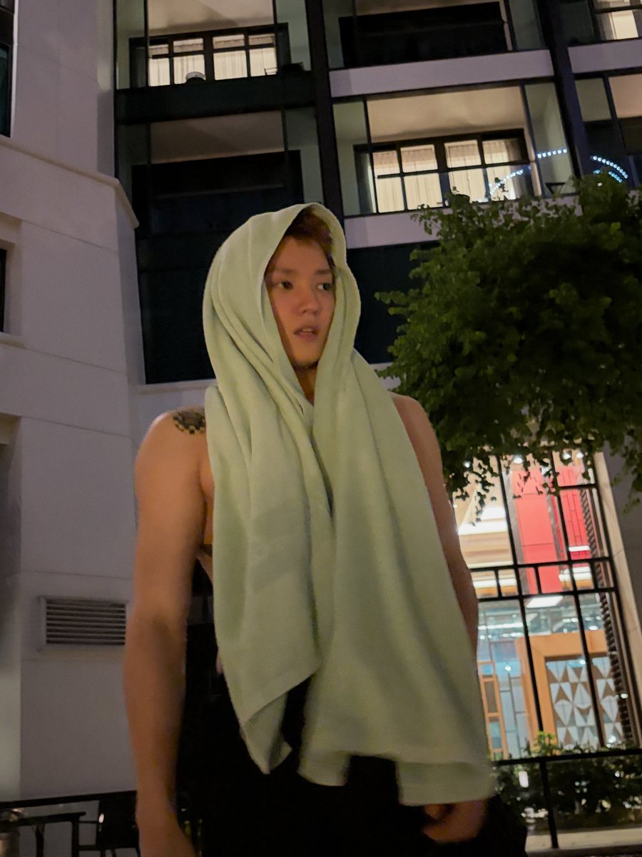 nctaeyonge's tweet photo. renang malem habis pre monday 🏊 https://t.co/5vyeFCzBjh