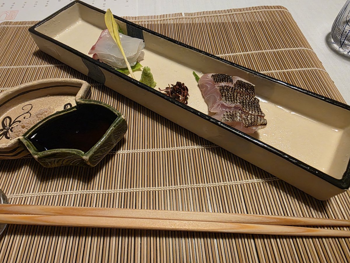 GUiLD_AFX's tweet photo. 何よりも国の登録有形文化財で食事をする空間設計も良かったです。
無音だからこそ雨音と鹿威しの音楽がより引き立っていました。

他にも七夕に因んだお造りの七夕を模した器、デザートに使われる瑠璃色の江戸切子、金平糖の器と料理の味以外にも視覚的な楽しさが詰まった2時間でした。
また行こう。 https://t.co/zzbVRFVgdB