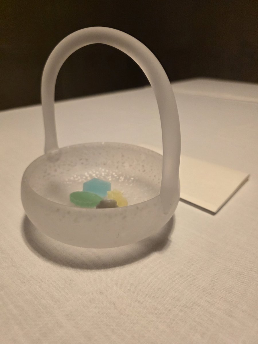 GUiLD_AFX's tweet photo. 何よりも国の登録有形文化財で食事をする空間設計も良かったです。
無音だからこそ雨音と鹿威しの音楽がより引き立っていました。

他にも七夕に因んだお造りの七夕を模した器、デザートに使われる瑠璃色の江戸切子、金平糖の器と料理の味以外にも視覚的な楽しさが詰まった2時間でした。
また行こう。 https://t.co/zzbVRFVgdB