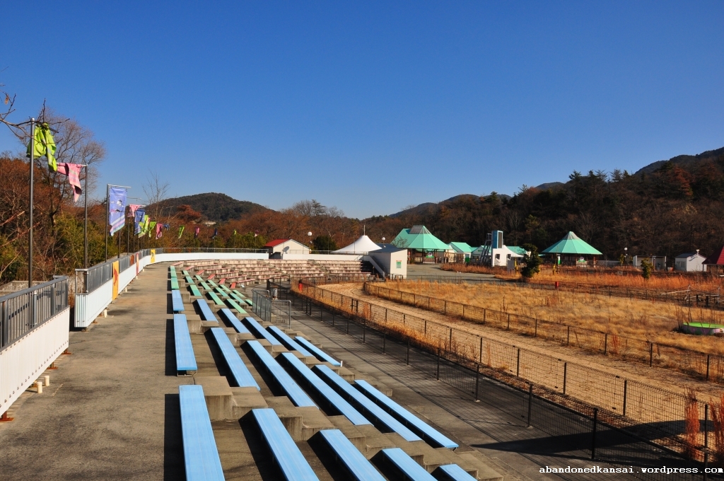 AbandonedKansai's tweet photo. 有名な温泉街の郊外にある、犬をテーマにした廃墟となった遊園地。 https://t.co/QfiFAiDdh3