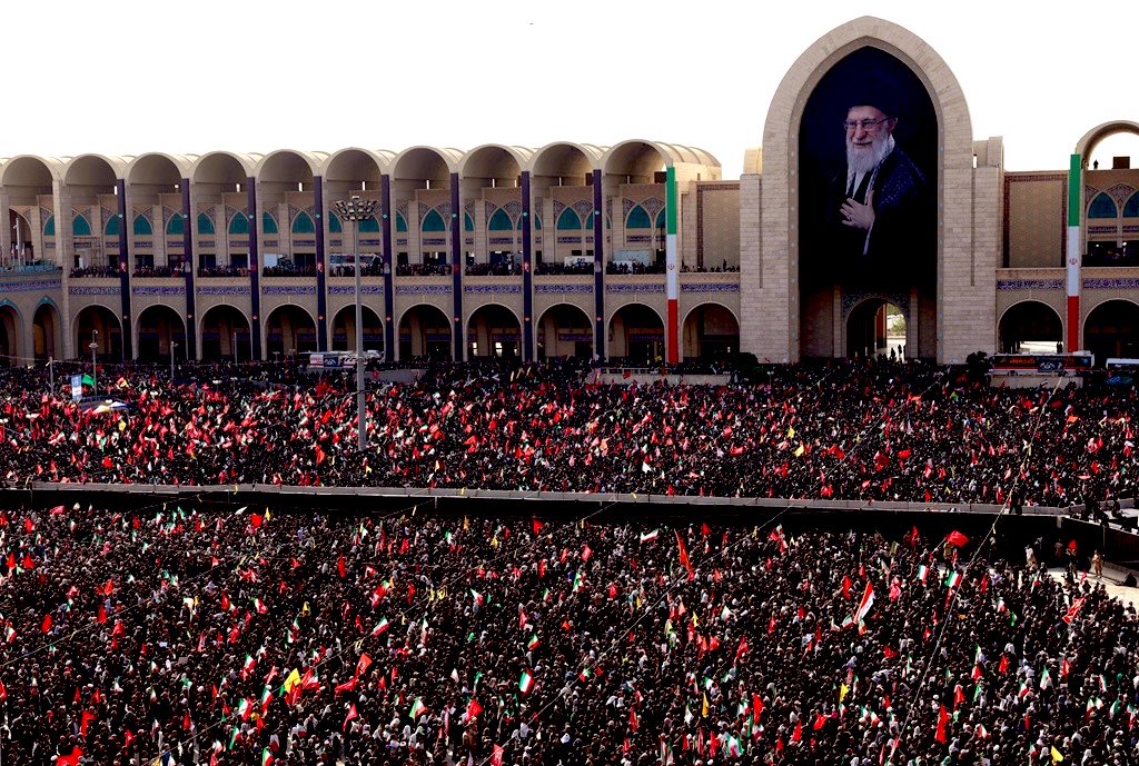 sadra_dev's tweet photo. اگر از یک یکشان مصاحبه میگرفتید
در نظر اصلاح طلبان همه این‌ها پایداری هستند https://t.co/LueIRXRgaU