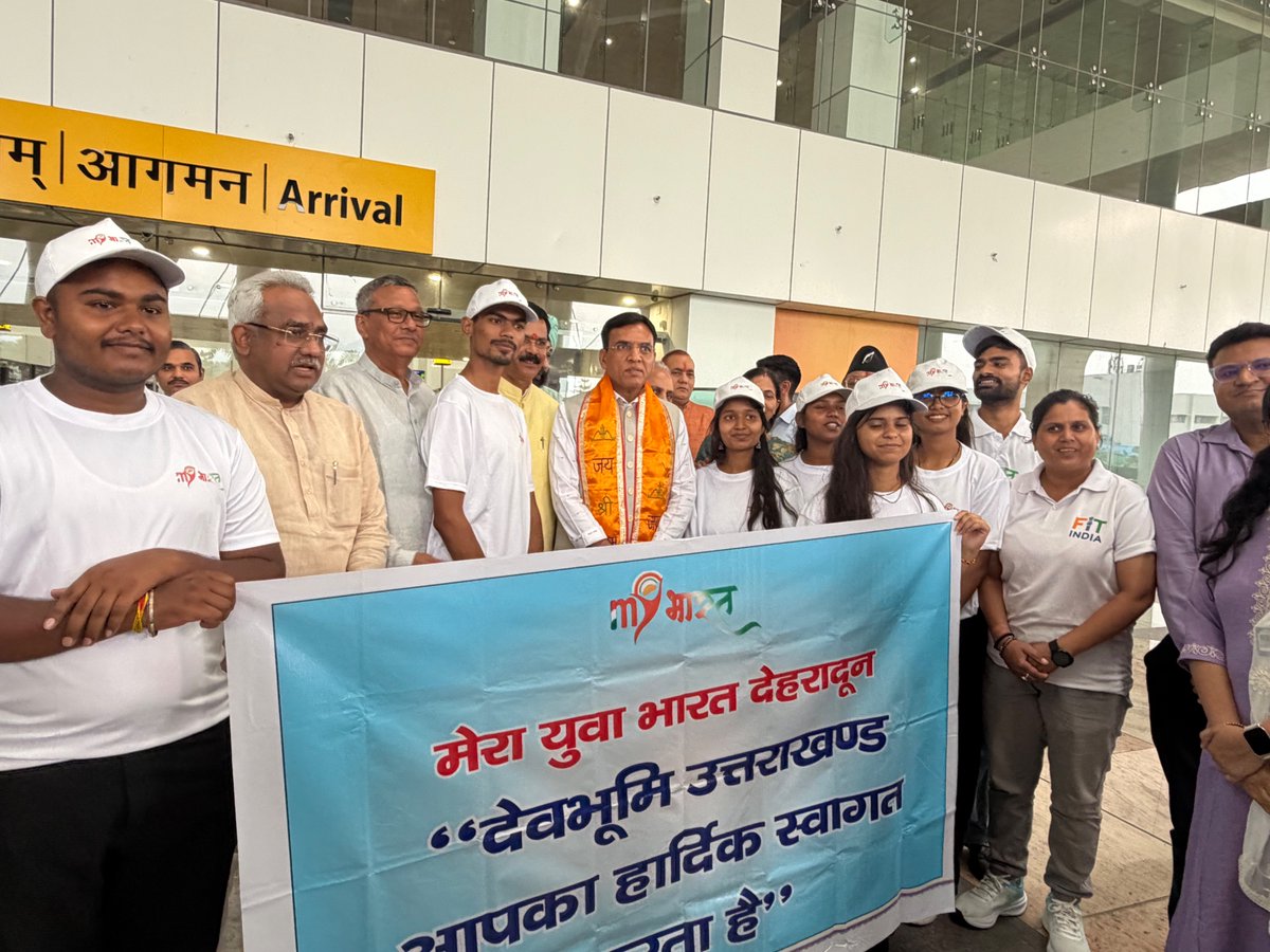 OfficeOf_MM's tweet photo. Union Minister Dr. @mansukhmandviya received a warm welcome upon his arrival in Dehradun, Uttarakhand today. https://t.co/rGHBM9kiUL
