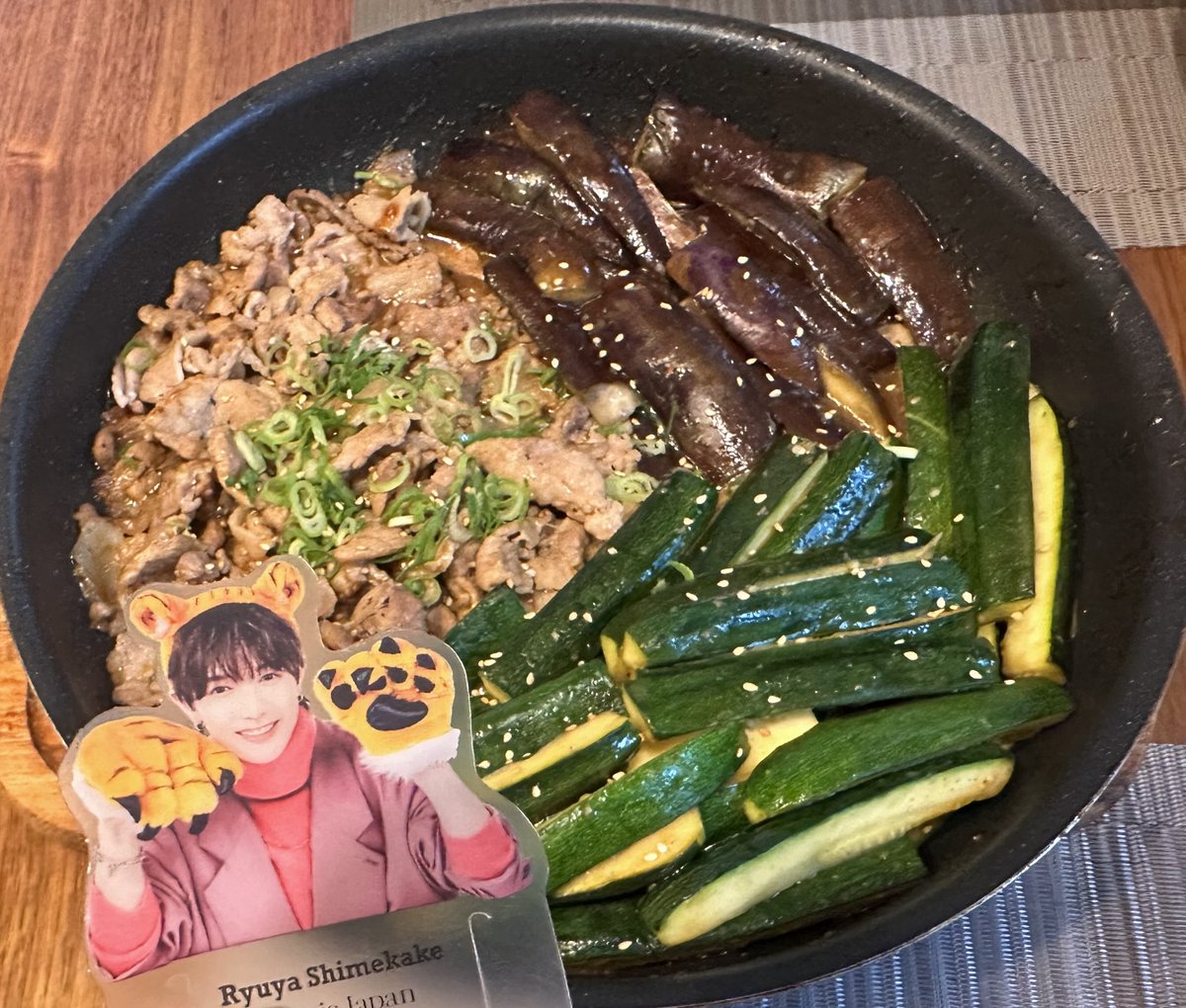 Kayeosang's tweet photo. 今日の夕飯。豚こま肉と茄子ズッキーニのさっぱりオイ照り。
すっかり我が家の夏の定番メニュー。
七五三掛kitchenのおかげで我が家の味がどんどん増える。
ちょこちょこいろんなメニューを作ってるけど、あまりあげてなかったので今日はなんとなく久々にご報告してみた笑

#七五三掛kitchen https://t.co/Nx5fsYLpW2