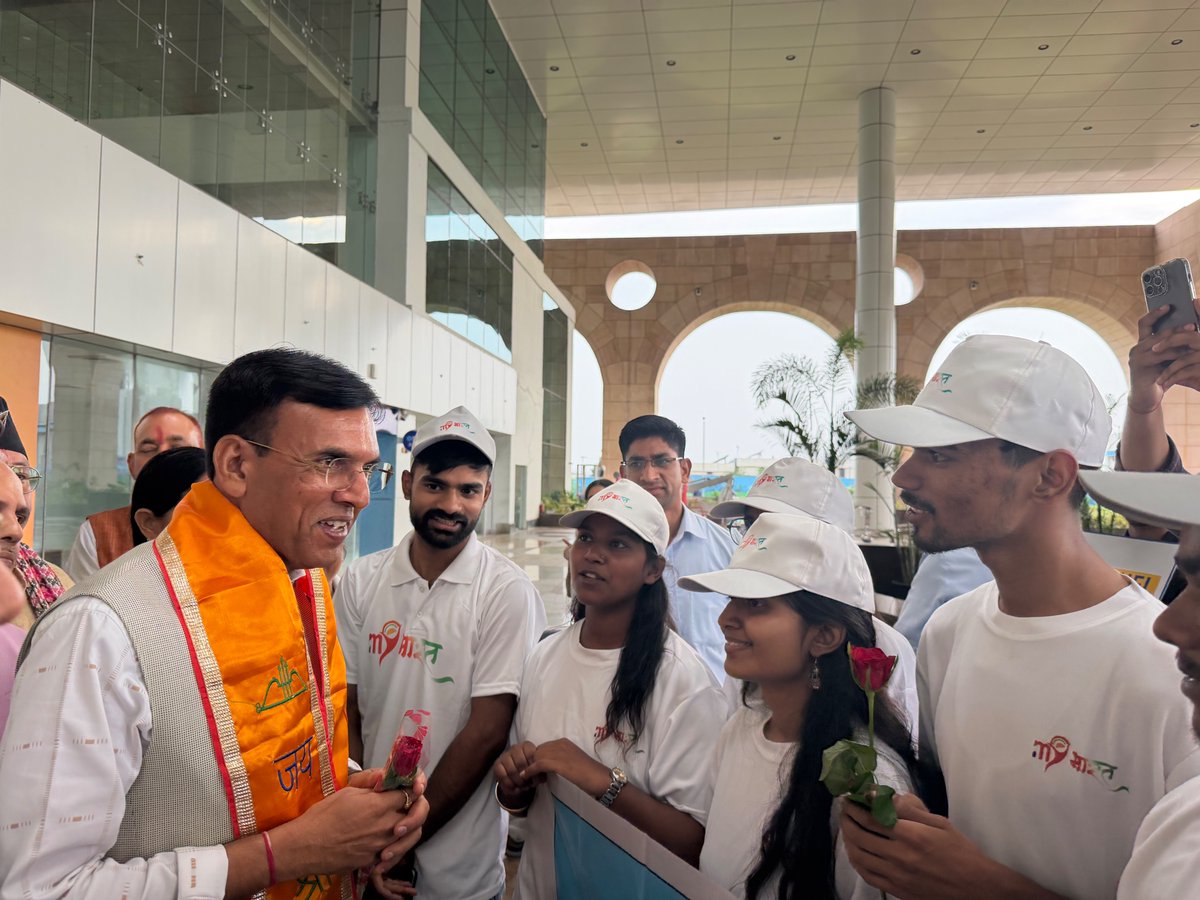 OfficeOf_MM's tweet photo. Union Minister Dr. @mansukhmandviya received a warm welcome upon his arrival in Dehradun, Uttarakhand today. https://t.co/rGHBM9kiUL