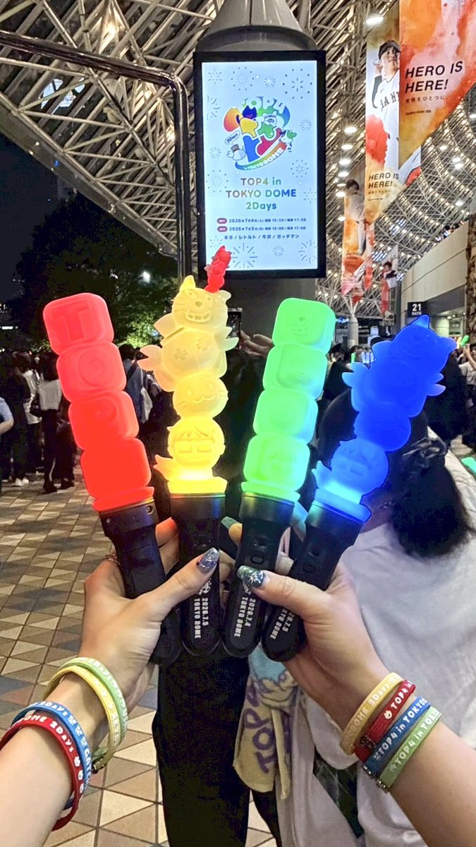 Qoo_made's tweet photo. TOP4 in TOKYO DOME 2Days
本当に最高でした😭😭😭

友達が2日目のチケットを当ててくれて、私は1日目の先着見切れ席をなんとか確保できたので、無事に2日とも参戦できました🫶

見切れ席は「雰囲気を楽しめたらいいな〜」くらいに思っていたのですが、まさかのステージ真横3列目…！
トロッコで出てきた時は本当に目の前で、体感3〜4mくらいの距離😭😭😭
4人とも近くで拝めて本当に神席でした🙏✨

キヨとレトさんとは目合ったよね！？😂って友達と大はしゃぎするくらい本当に近かった…！

2日目は全体を見渡せる席だったので、ゲーム実況を存分に楽しめて、1日目とはまた違った楽しみ方ができたのもすごく良かった🥰

やるゲームも2日間で全然違って、本当にどちらの日も最高に楽しかった😭

またイベントが開催されますように🙏
そして次もチケットが当たりますように…！！
開催本当にありがとうございました❣️

 #TOP4
