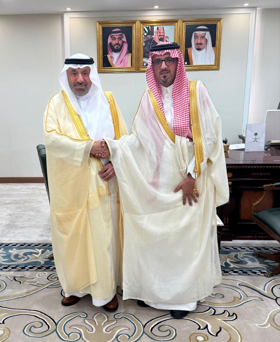 AliAbusaq's tweet photo. تشرفت اليوم بالسلام على والدي صاحب السمو الامير #جلوي_بن_عبدالعزيز_بن_مساعد حفظه الله، وتهنئته بالثقة الملكية الغالية، أعانه الله تعالى على حمل المسؤولية وأداء الأمانه ومواصلة مسيرة التنمية والعطاء في منطقة #نجران https://t.co/vz8wz2bpVP