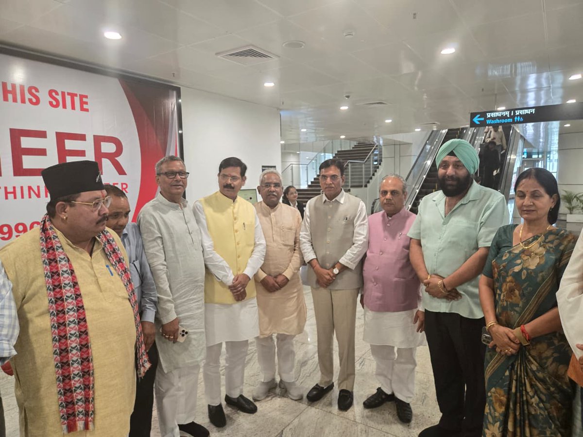 OfficeOf_MM's tweet photo. Union Minister Dr. @mansukhmandviya received a warm welcome upon his arrival in Dehradun, Uttarakhand today. https://t.co/rGHBM9kiUL