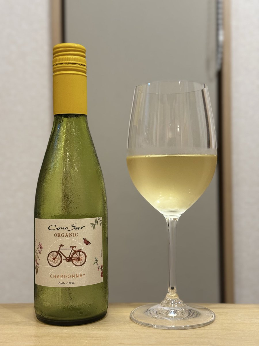 Schlamuffen8bit's tweet photo. Cono Sur Organic Chardonnay
ちょっと飲みたくて買ったハーフボトル。昨日タンブラーで味見した時は、野暮ったい果実味とアルコール感で最悪だったのです。ところが今日は悪くない。何？グラス？すごい不思議。 https://t.co/0oGPG786du