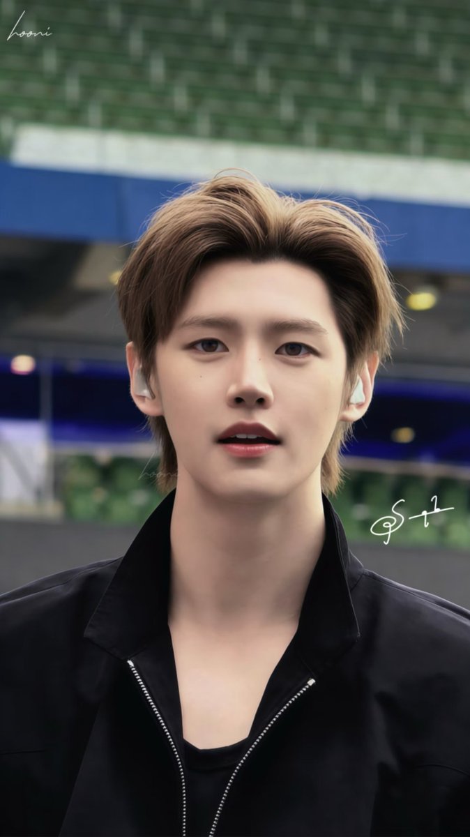 snowepark's tweet photo. Leather jacket and a gaze that completely steals the spotlight. Sunghoon's beauty is simply unreal. He makes it look so effortless 🥺💐 https://t.co/95NYyXuJjN