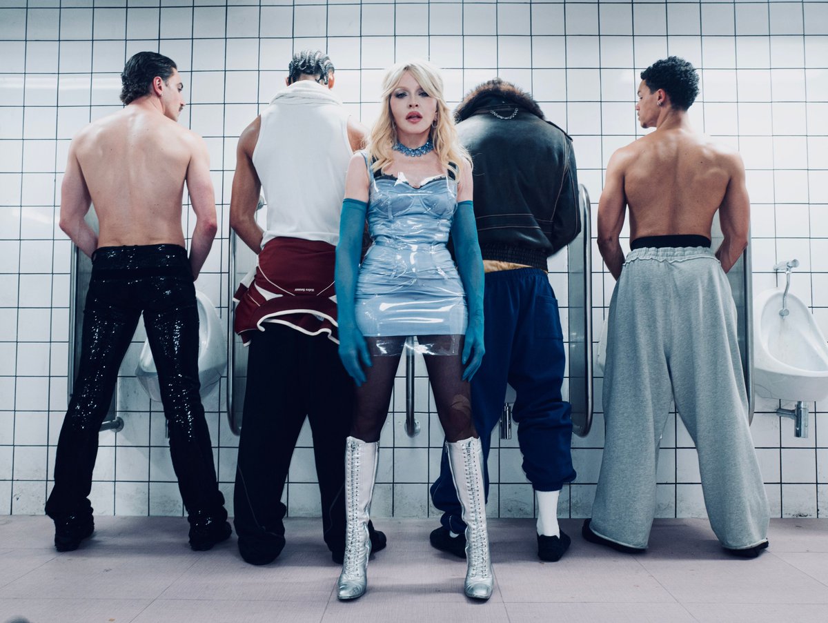 madonnaHQ's tweet photo. EVERYBODY GET UP AND DANCE https://t.co/WM2KfHzOJW