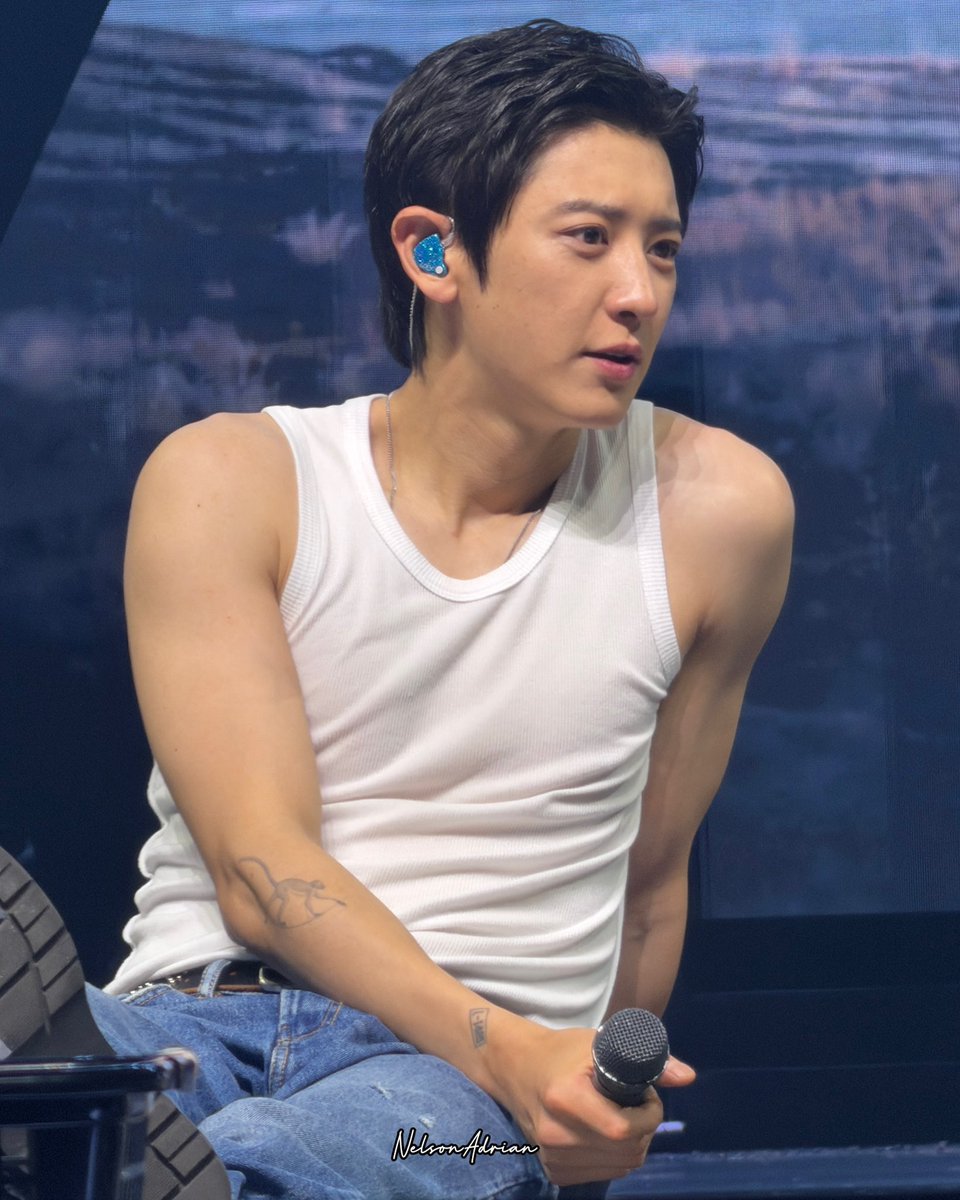 real_CY1127's tweet photo. PARK CHANYEOL 😳😧 https://t.co/1cqu9DlZiQ