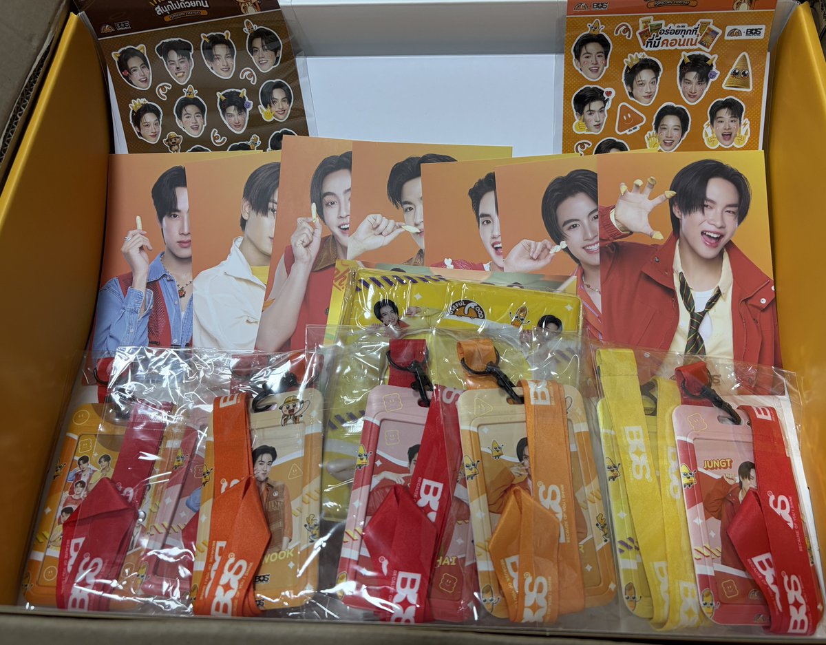 septemberno2's tweet photo. Special Gift BOX ในเซตค่า เราเก็บไว้บางชิ้น

✨ 
สติ้กเกอร์ 10.-
photocard 45.-
card holder 50.- 
อัลบั้ม 50.-

ค่าส่งเหมา 30.- 

💌 dm 
#UsefulfoodXBUS 
#ตลาดนัดBUS . https://t.co/nBKG2FkyKy