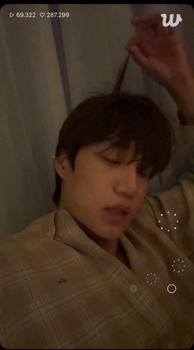 caansumsu's tweet photo. Evde exo izlerken bu ben 😬😬😬 https://t.co/IOg9rwG8Fr