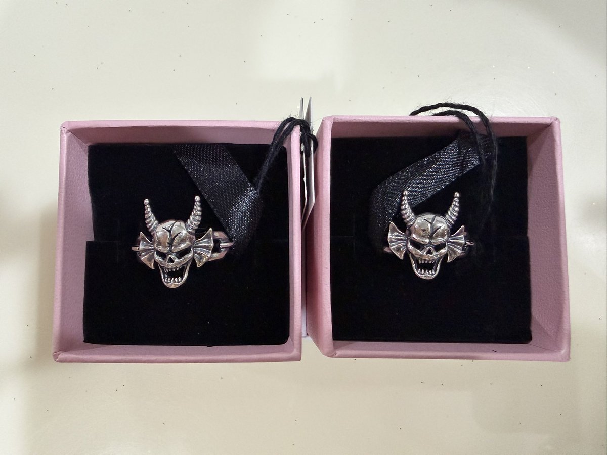 EytaMustap45569's tweet photo. Once I decided to attend the Singapore fancon, I immediately started looking for gifts for both of you. Then I thought, what if I got something you could both wear for the Devil’s Kiss Concert in July? I mean… a fangirl can hope, right? 🤭 After searching around, I found these rings and decided to get matching ones for both of you.

Sadly, I couldn’t make it to the fancon, but thanks to @santymirae02 for kindly delivering my gifts ❤️

I’m beyond thrilled to see Santa wearing the ring at today’s event. Thank you for always appreciating the small tokens of love I send your way. It truly means a lot. Now I’ll patiently wait for Perth to wear his too🥹 I really do stan the right couple 🖤🤍😭

Shout-out to everyone who captured such clear photos of Santa wearing the ring. Thank you so much!

PERTHSANTA FRESH BREATH 

#DENTISTEXPERTHSANTA
#PerthSanta #เพิร์ธแซนต้า