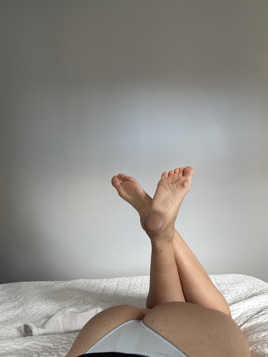 YourElenaM's tweet photo. Føler meg ordentlig skitten i dag.. #feet #footfetısh #paypig #norway #findom https://t.co/bH6cQobLkS