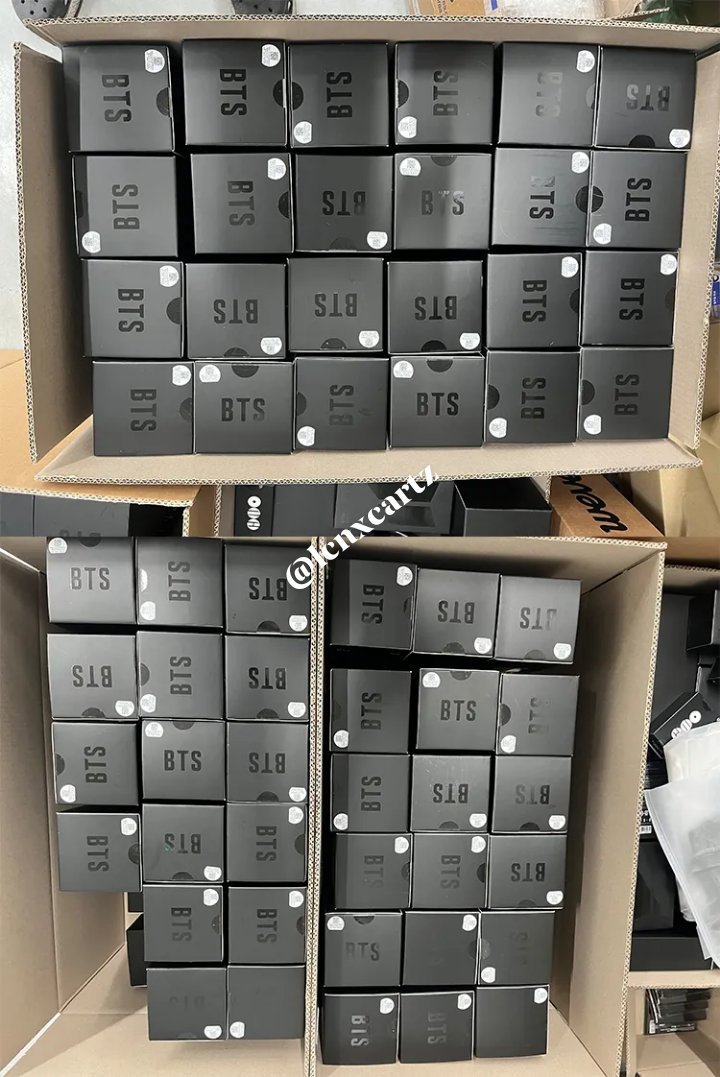 lcnxcarts's tweet photo. BTS LIGHTSTICKS VER 4 SEALED

╰┈➤ 3.5k each
╰┈➤ STBO 
╰┈➤ all are in good condi
╰┈➤ please do dm me if inquiring https://t.co/nIm6YTPlyq