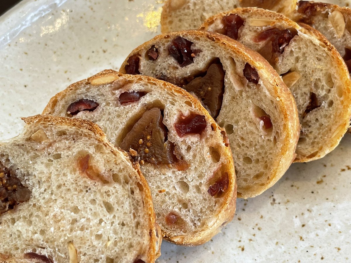 cafefruit's tweet photo. ・
期間限定

いちじく、クランベリー、柚子、カシューナッツがたっぷりのパンです
色々なフルーツとナッツが口の中で混ざり合って味を楽しめます

#パン #いちじく #クランベリー #カシューナッツ #かふぇふりゅい #戸田市 https://t.co/M8RpLib7sr