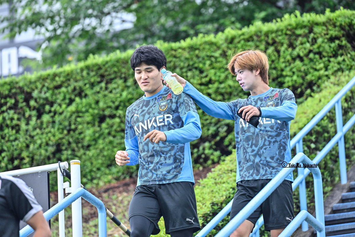 ikinikuishiro's tweet photo. ＃川崎フロンターレ の #大関友翔 選手は ＃佐々木旭 選手 #三浦颯太 選手 #松長根悠仁 選手とオフにアメリカに行ったそうですが、そこで、「ファンフロ用に取っておこうかと思ったけど」という、松長根選手への「３つの突っ込みポイント」があったそうです――。
ちなみに、松長根選手にも聞くと「いっぱいポンコツしちゃいました」と語るものでした。

【①入国事件】
４人で入国する際、「ナガネが空港の人にめっちゃキレられて、バカ長く待たされた」（大関選手）というもの。
相当待たされたそうですが、実際に何があったか松長根選手本人に聞くと、「”野球を見に来た”と説明したら”チケットを見せて”と言われたんですが、チケットがまだメールで来ていなくて、怪しまれちゃって、（ホテルなど）他のチケットを全部見せろって言われて。入国できたんですけど、本当に連れていかれそうになってしょぼんとしていたので、みんな優しくしてくれました」と振り返っており、実際には３人がフォローしてあげていたみたいです！

【②国際免許事件】
現地でレンタカーを使って移動するために、大関・松長根両選手が国際免許証を取ろうとなっていたそう。
ところが、大関選手曰く「（ナガネが）取り忘れて俺がずっと運転することになった」。
松長根選手に聞くと、「土曜日に国際免許を取りに行ったんですけど、土曜日はやってなくて。それで、大関がずっと運転してくれたんで、申し訳ないです」と神妙な面持ちでした。
この事件をきっかけに、国際免許は土曜日は取れないということをサポーターみんなで教訓にすれば、大関選手の一人運転も報われるはずです！

【③ディズニーチケット事件】
これは、「ディズニーに入ろうと思ったら、ナガネが夜のチケットを取ってて入れなくて、当日券を取らなきゃいけなくなった」というもの。
現地で大関選手が運転している間、松長根選手がスマホでディズニーのチケットを４人分取ることになったそうなのですが、その際に、間違ってしまったそうです。

ーーーーーーーーーーーーーーーーーーーー
ここまで３つの事件をお届けしましたが、さらに大関選手はもう一つツッコミたいことがあるそう。

【カーズ事件】
ディズニーでカーズの乗り物に乗る際、佐々木選手がジェットコースターなどの乗り物が苦手ということで、３人で乗ることになったそうです。
そうすると一人余ることになりますが、大関選手がその一人になってしまったそうで、「隣は知らない外国の人で、あんまり楽しくなかったです。（運転も一人でして、カーズも一人で）だからナガネが２人の方に行ってるのがよく分かんないです」（大関選手）と、悔しそう（!?）でした。

ーーーーーーーーーーーーーーーーーーーーー
以上、仲の良い２人だからこその”オフの珍道中”をお届けしました。
ちなみに５日の練習でも２人は仲良さそうに話しながらクラブハウスから降りてきていました！

また、しっかりとリフレッシュをしたからこそ、ピッチの上での思いも強いです。

大関選手は４年後のＷ杯に入るためにさらなる成長を誓っており、「もう若くないので危機感を持っている」と、スタメン奪取を誓っていました。
松長根選手は、「グランドキャニオンを見たんですけどあの雄大さを見て、悩みなんてちっぽけだなって。恐れることなく、壁のようなDFに今年はなりたいです」と、”川崎山脈”のような最終ラインの一員になれるように、気持ちを引き締めていました！