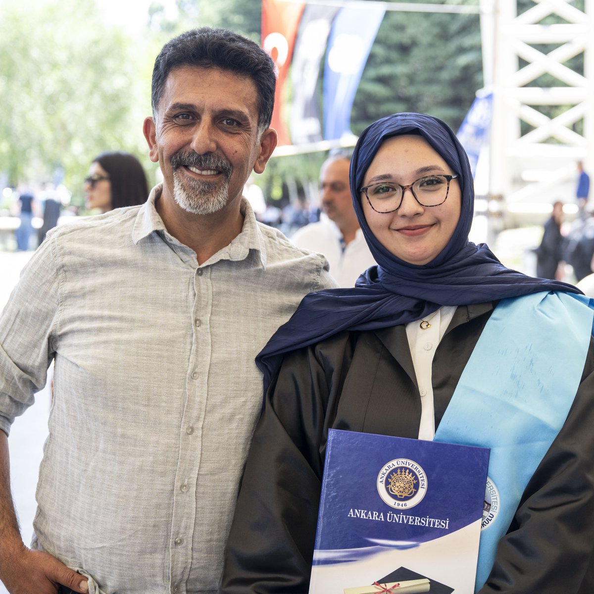 VahdetOzkocak's tweet photo. 6 Şubat depremlerinde enkazdan 248 saat sonra sağ olarak çıkarılan Aleyna Ölmez, diplomasını kendisini kurtaran madencinin elinden aldı. https://t.co/nPqo2Shu6V