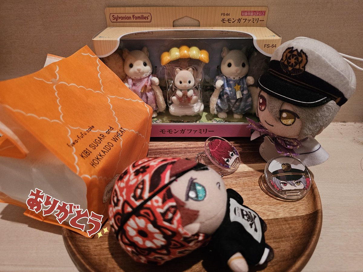 kugacchi72's tweet photo. みゆきちゃん@ota_tsmから頂いた誕生日プレゼント✨🎁✨ 
モモンガファミリー✨🩷🩵💛✨かわいすぎ😭💕シルバニアプレゼントしてもらえるのすっごく嬉しくて幸せ🍀
そして私が呟いてたので探して追加してくれた木製のトレイ✨丸くてかわいい❤愛…🫶
お菓子もありがとう🥰オエとミスラと取り合うね😋 https://t.co/oCccZvwvs7