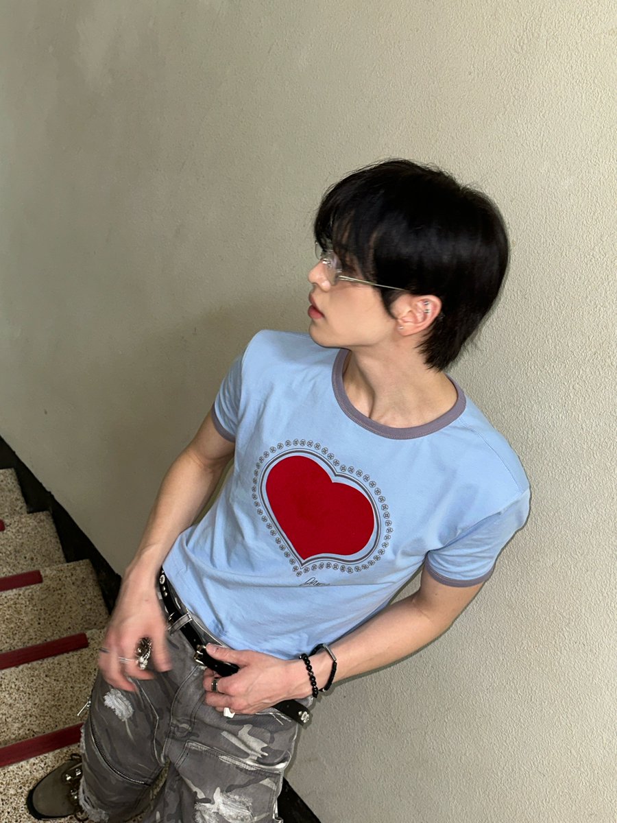 allenmaffin's tweet photo. 🐧🫧 260705

: hi~
: i was looking through my photo album
: can you guess what i was doing exactly one year ago~?
: answer: i was promoting with set net go!
: 📸 ×4
: this is me from exactly one year ago!
: i was really surprised to see myself back then!
: i was so skinny.. ㅋ https://t.co/3hwizkB0i4