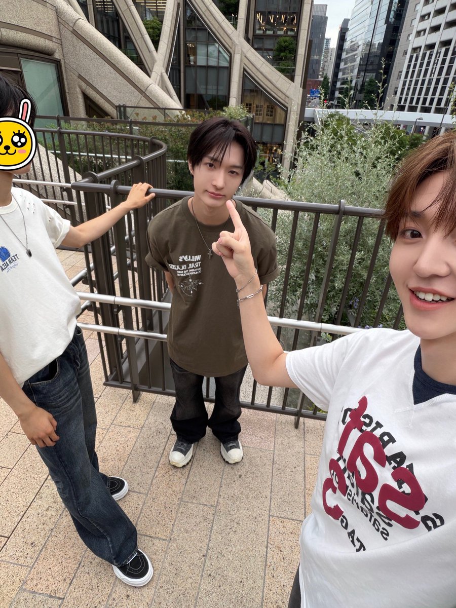 ddonghhy's tweet photo. 같은포즈 다른반응 https://t.co/BPY08lFSzw