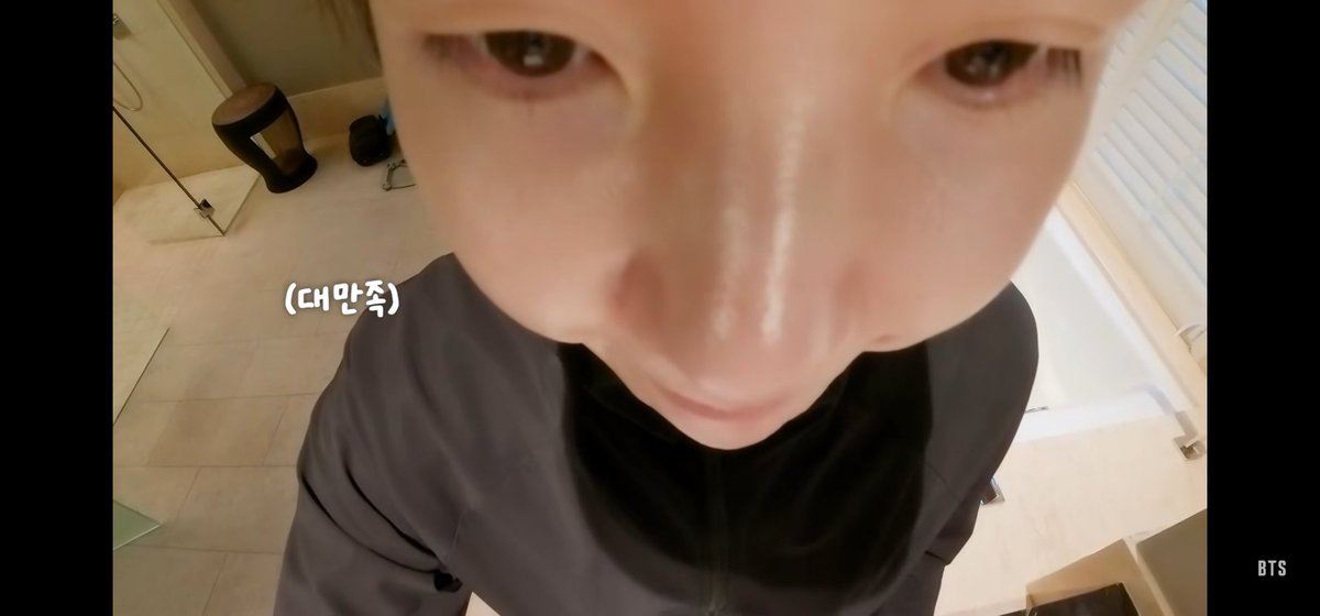 kookoo_ran's tweet photo. 이 구도는 인스타에서 애기들 뭐 먹는 영상이나 뽈뽈 걸어다니는 영상으로만 많이 봤던 구도인데.. 진챠... 너는...... 하아....이 농약같은 머스마💜 https://t.co/C15wFHN8Uf
