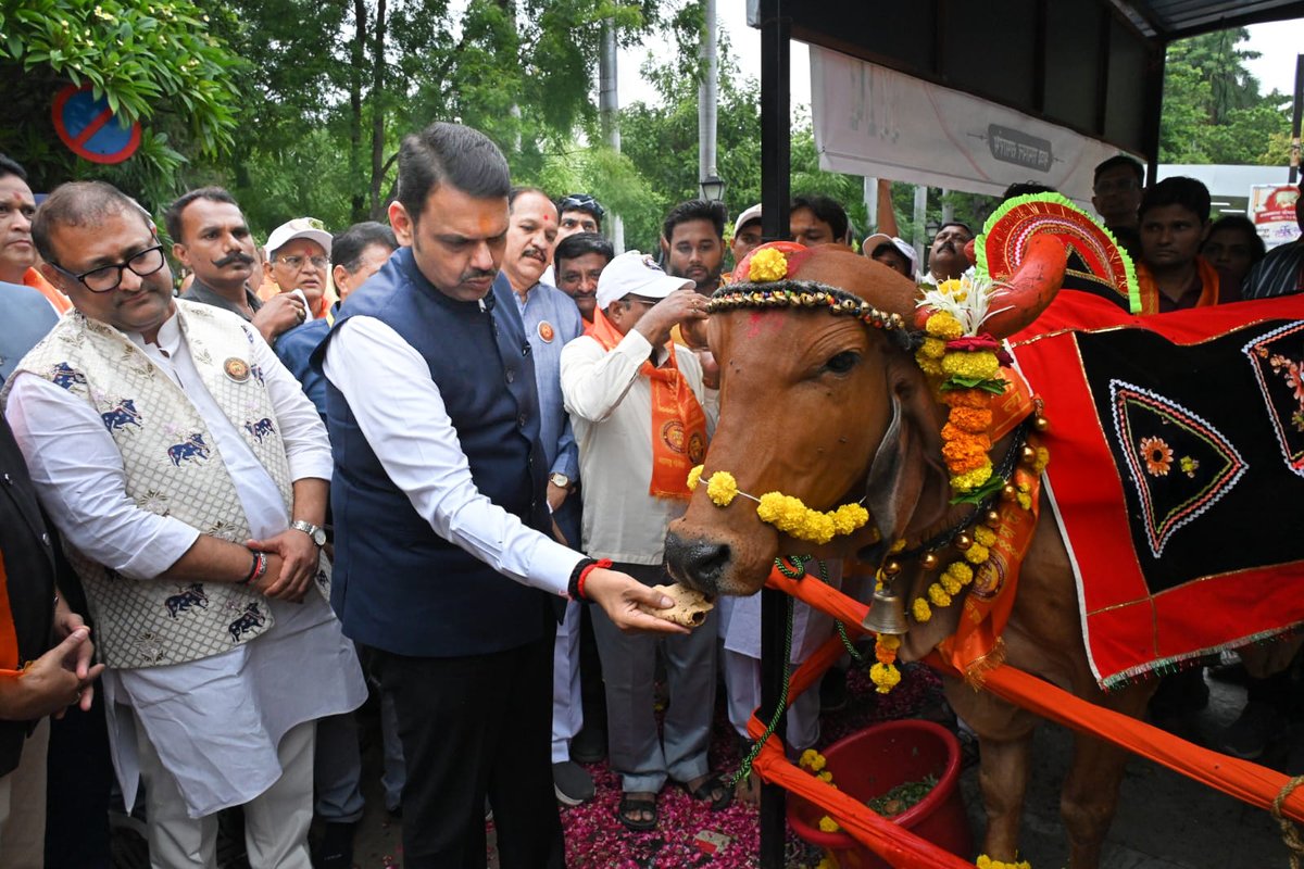 Dev_Fadnavis's tweet photo. आपल्या पूर्वजांसाठी सोने-चांदी हे समृद्धीचे खरे प्रतीक नव्हते; तर संपन्न, समृद्ध आणि स्वयंपूर्ण कृषी संस्कृती हेच त्यांचे खरे वैभव होते आणि या संपूर्ण व्यवस्थेच्या केंद्रस्थानी होती गोमाता.

#Maharashtra #RajyamataGomataSamvadYatra2026 https://t.co/9YEoP762Du
