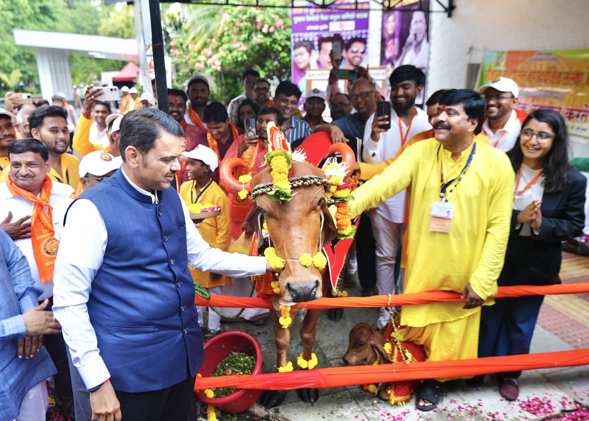 Dev_Fadnavis's tweet photo. आपल्या पूर्वजांसाठी सोने-चांदी हे समृद्धीचे खरे प्रतीक नव्हते; तर संपन्न, समृद्ध आणि स्वयंपूर्ण कृषी संस्कृती हेच त्यांचे खरे वैभव होते आणि या संपूर्ण व्यवस्थेच्या केंद्रस्थानी होती गोमाता.

#Maharashtra #RajyamataGomataSamvadYatra2026 https://t.co/9YEoP762Du