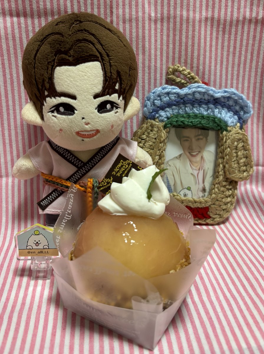 en_a8LLL's tweet photo. 1日遅れのれんれんハピバ会🎂🍑😆どっからか聞きつけて集まってきたけど、ケーキが1つしかないと分かって写真だけ撮ってすぐ解散😂ごめん、経済的な問題が🤣れんれんちゃんおいしかったね〜😆✨れんれんの健やかな成長を願って🌠まだ26かぁ、若っ！！
#LengThanaphon 
#GrowingWithLeng26 https://t.co/nBrMKL09rZ